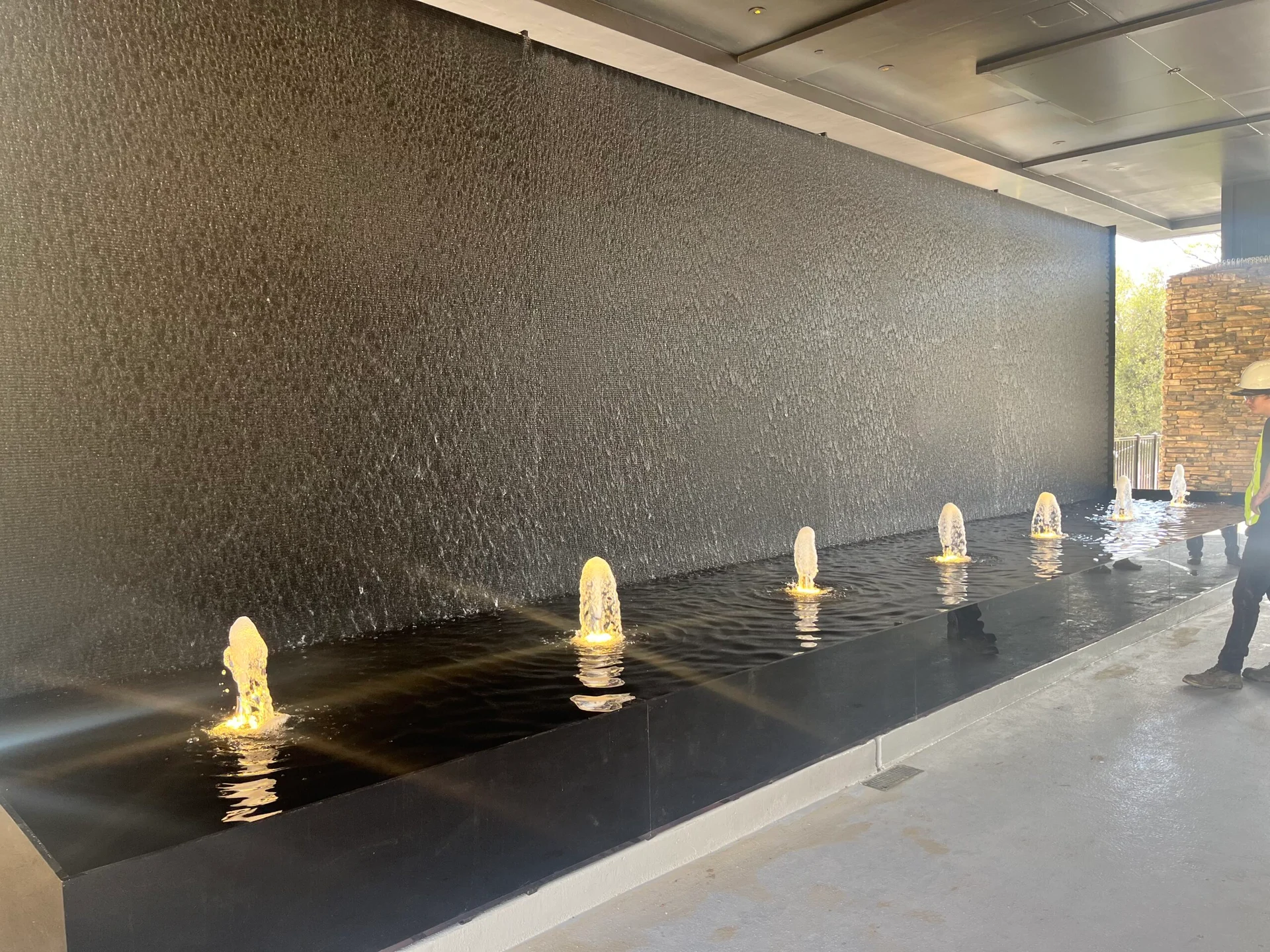Black scored acrylic water wall with reflection pool and bubbler jets at black oak casino seven sisters restaurant in tuolumne california 1 scaled